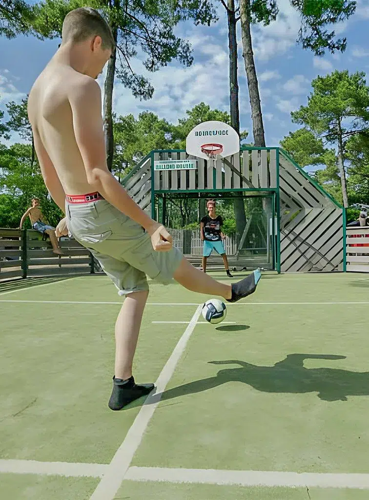 tournois de basketball football sur le terrain multisport